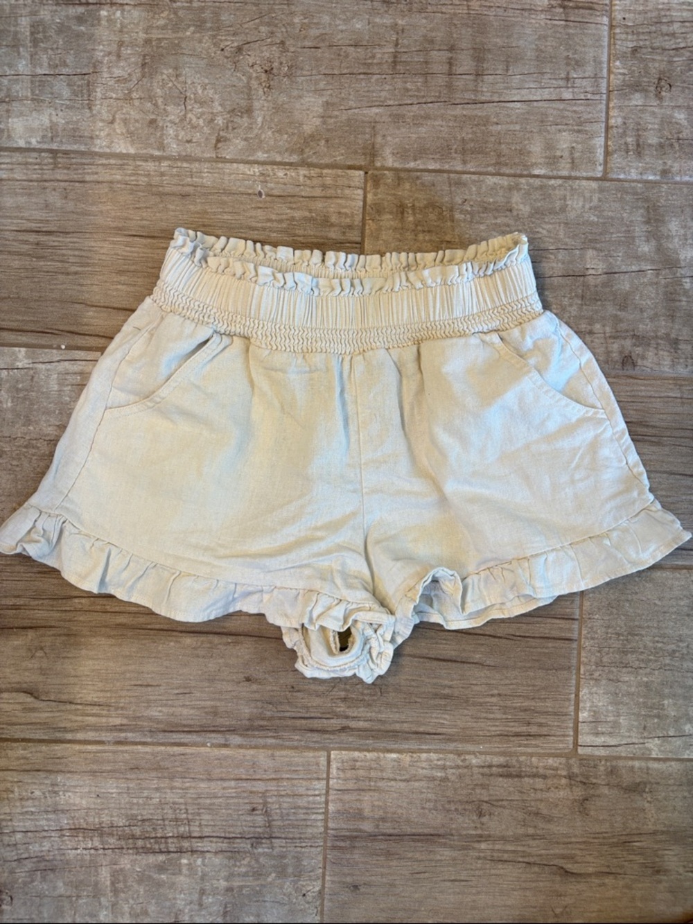 Vanilla Star Cream Linen Shorts With Ruffled Hem